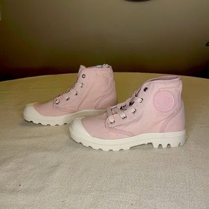 A gift, not my style. Never worn.